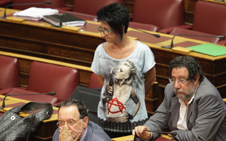 Με μπλούζα-μολότοφ στη Βουλή η Γαϊτάνη