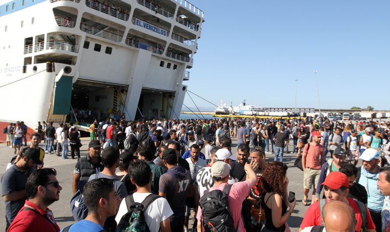 Ακόμα 5.000 πρόσφυγες και μετανάστες έφτασαν στον Πειραιά