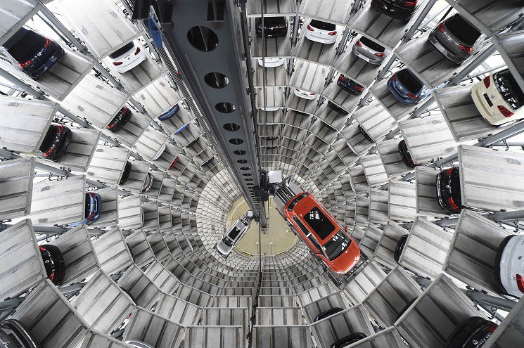 Η Volkswagen παγώνει τις προαγωγές και αυξήσεις λόγω του σκανδάλου