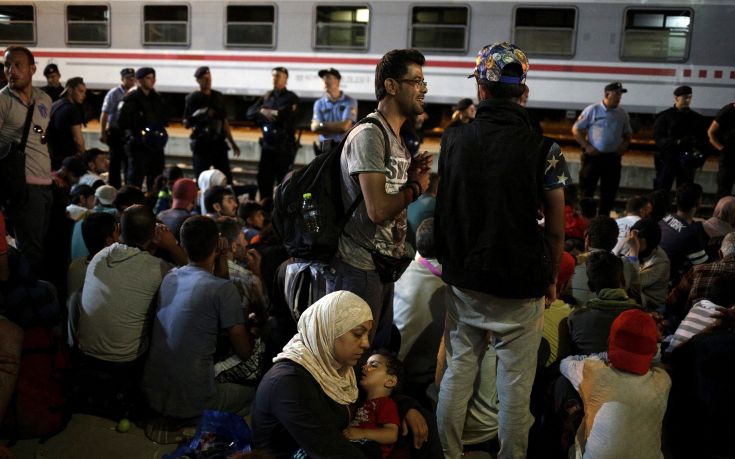 Στον Πειραιά έφτασαν ακόμη 1.742 πρόσφυγες από τη Μυτιλήνη