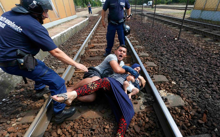 Σκηνές αλλοφροσύνης στην ουγγρική πόλη που «μπλόκαρε» τρένο με πρόσφυγες