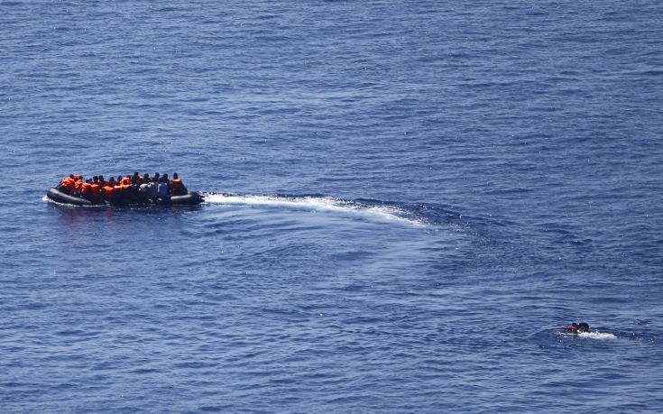 A man tries to swim towards a dinghy carrying migrants as it leaves for the Greek island of Lesbos from the southern Turkish coastal town of Behramkale in the Aegean sea between Turkey and Greece, August 27, 2015. REUTERS/Murad Sezer      TPX IMAGES OF THE DAY