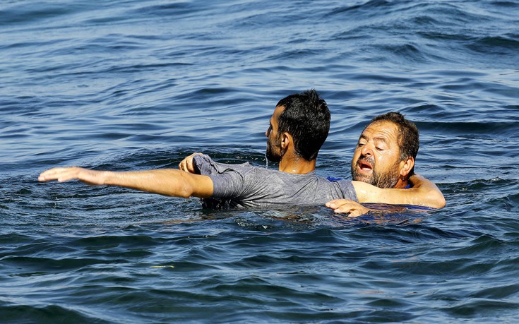 Άνδρας βούτηξε στη θάλασσα για να σώσει πρόσφυγα χωρίς σωσίβιο