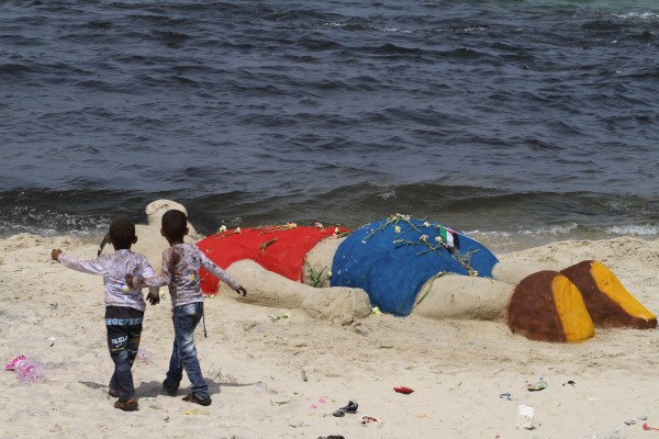 Τεράστιο γλυπτό του μικρού Αϊλάν σε παραλία της Γάζας