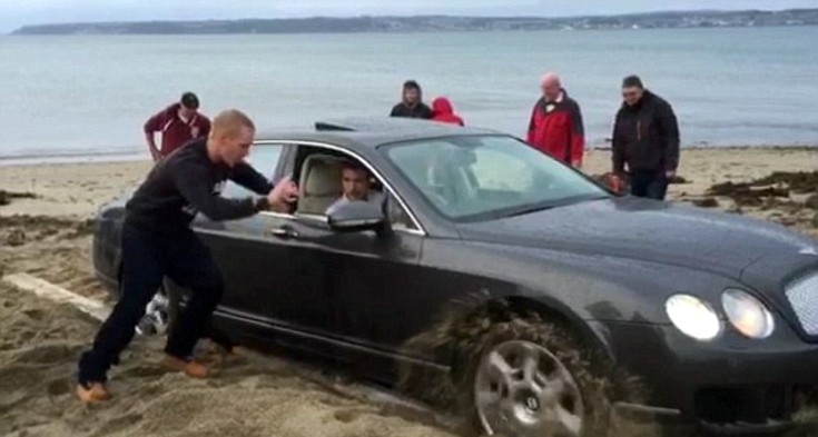 Όταν μια Bentley κόλλησε στην άμμο (pics)