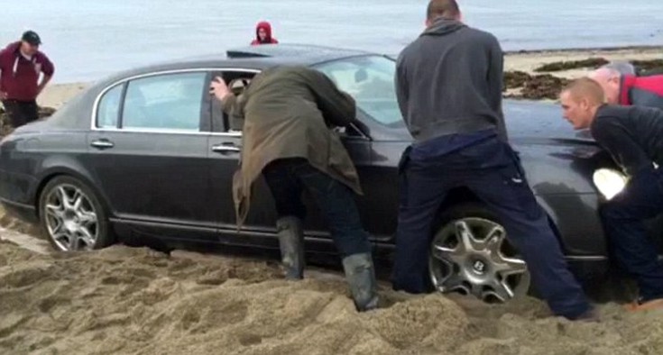 Όταν μια Bentley κόλλησε στην άμμο (pics)