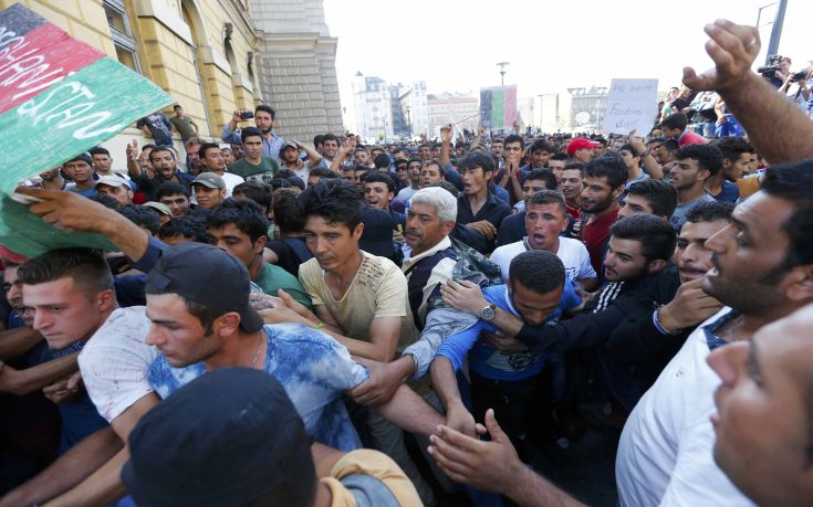 A crowd of migrants stands outside the Eastern railway station in Budapest