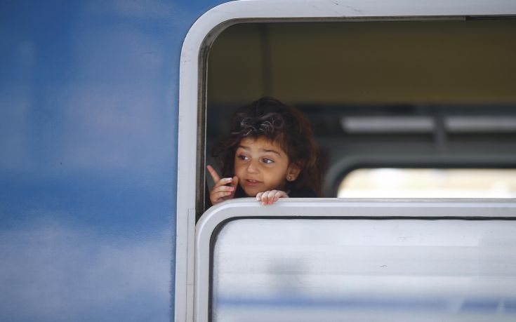 Εντείνει τους ελέγχους και «μπλοκάρει» τραίνα με πρόσφυγες η Ουγγαρία