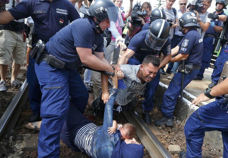 Μετανάστες στην Ουγγαρία ξάπλωσαν στις γραμμές του τρένου