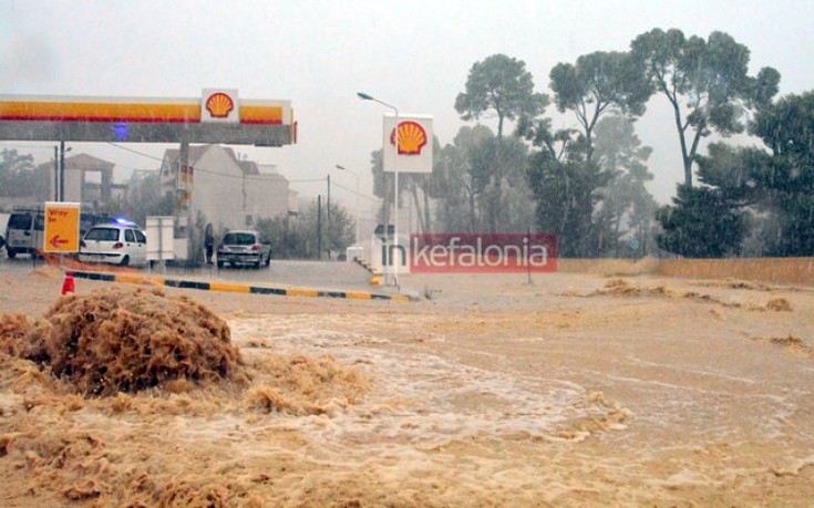 Σκηνές χάους από τη σφοδρή νεροποντή στην Κεφαλονιά