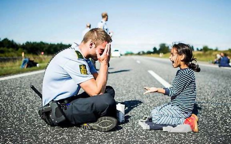 Δανός αστυνομικός παίζει με προσφυγόπουλο