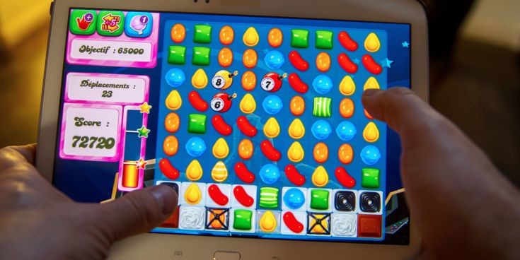 landscape_nrm_1429357938-man_playing_candy_crush_on_a_tablet