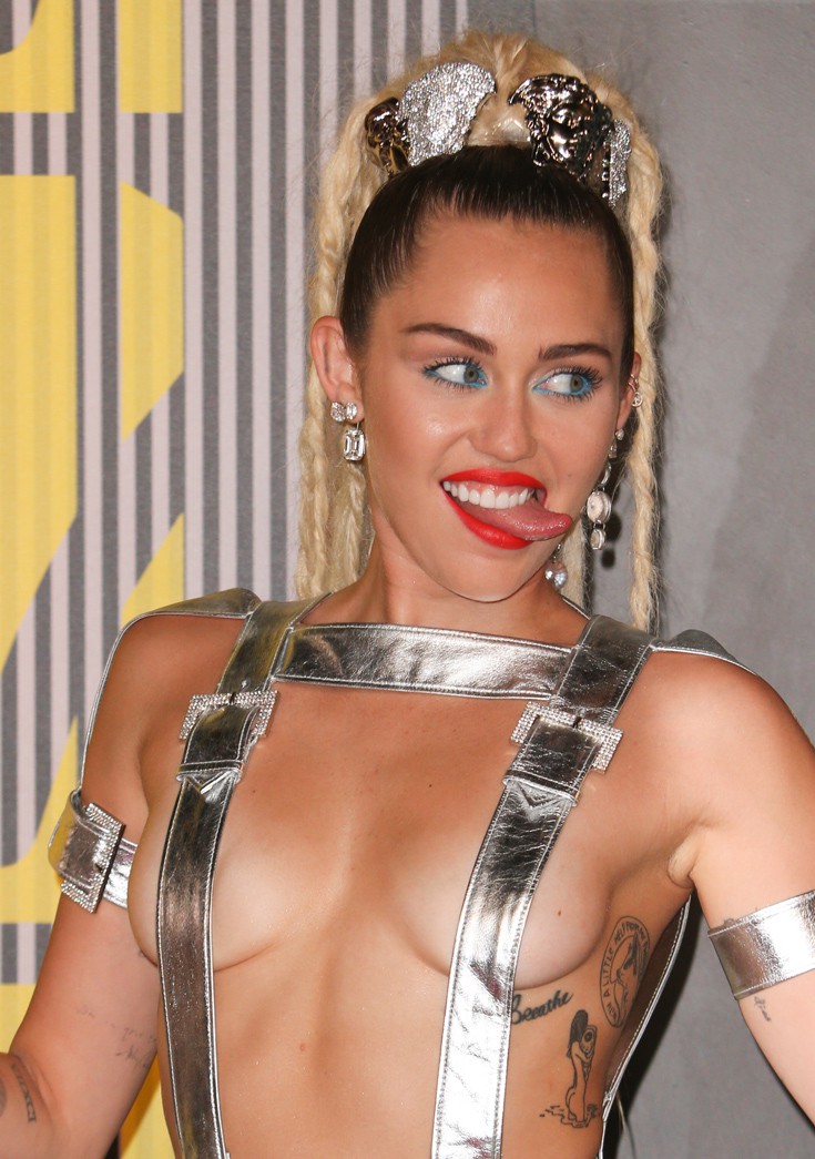 Η Miley Cyrus με φόρεμα… πολυέλαιο (photos)
