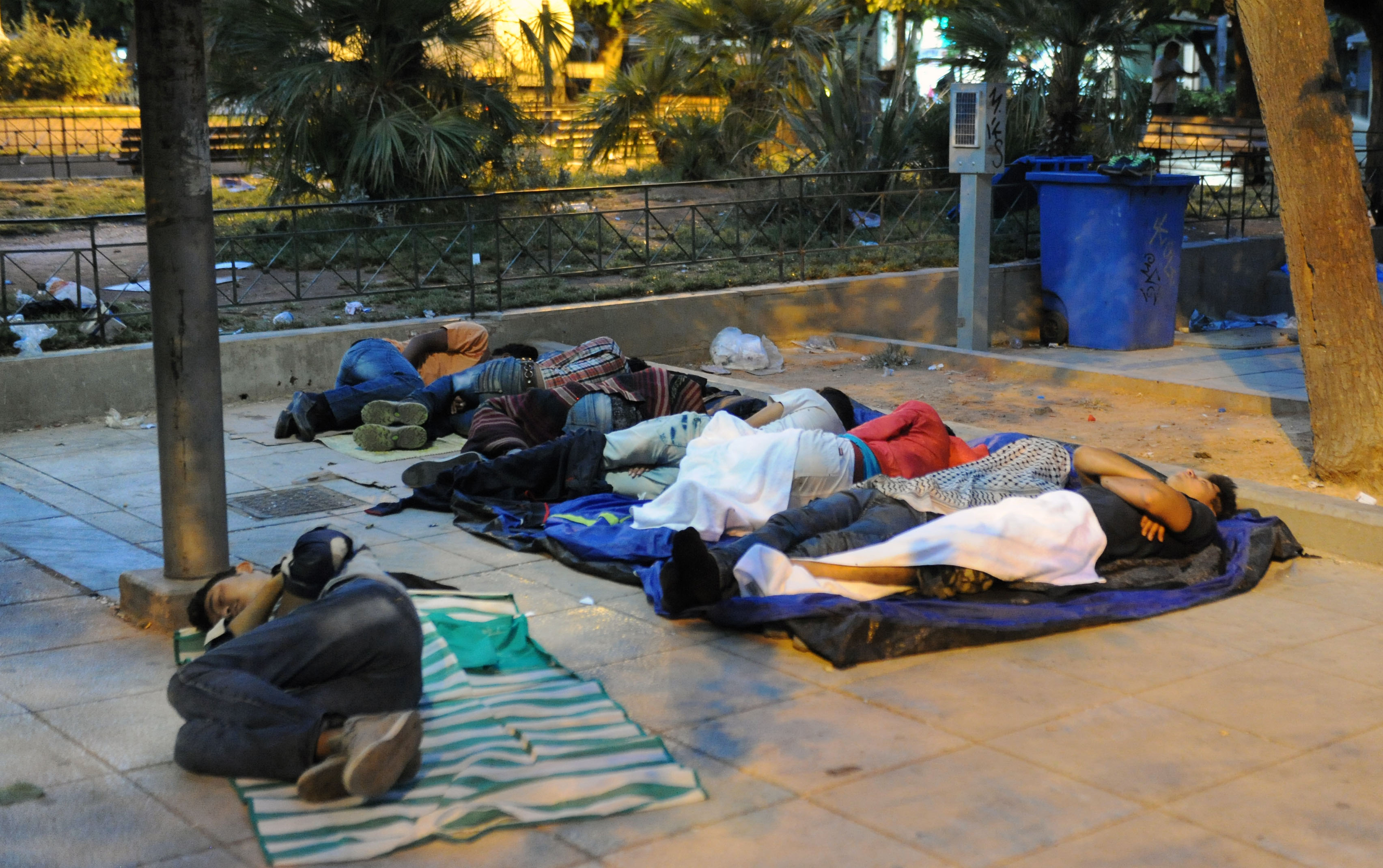 Περίπου 100 πρόσφυγες διανυκτερεύουν στην πλατεία Βικτωρίας