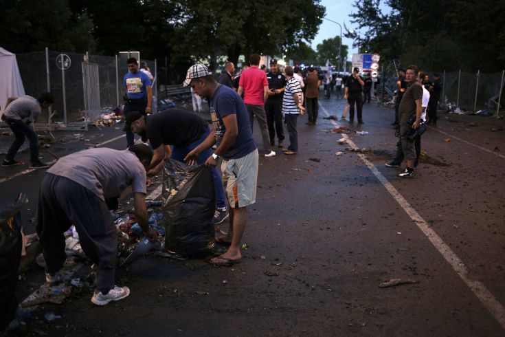 Πρόσφυγες στην Ουγγαρία καθάρισαν τον δρόμο μετά τα επεισόδια