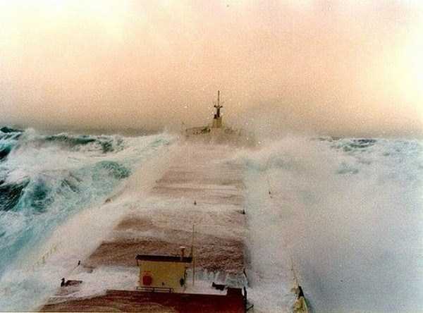 ships-in-storm-13