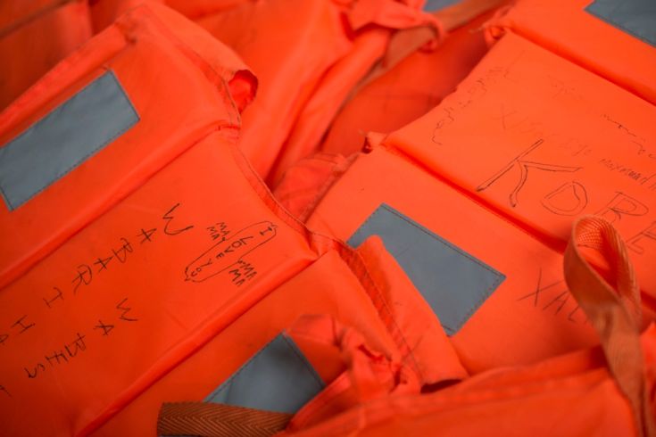 Παπούτσια και τσάντες από&#8230; σωσίβια προσφύγων στη Λέσβο