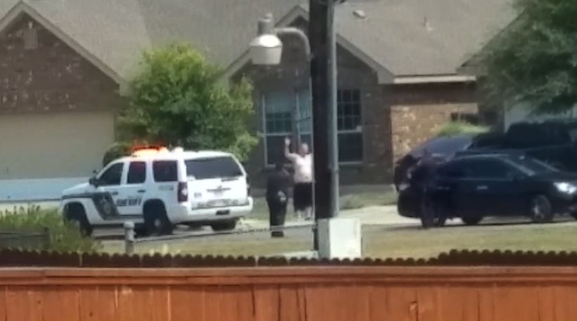 Αστυνομικοί πυροβολούν άνδρα στο Τέξας με τα χέρια ψηλά