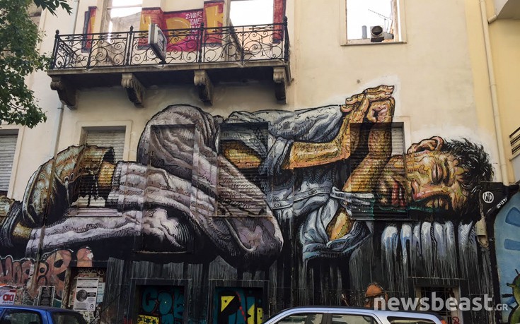 Το γιγαντιαίο γκράφιτι στο κέντρο της Αθήνας που «μιλάει» για την κρίση