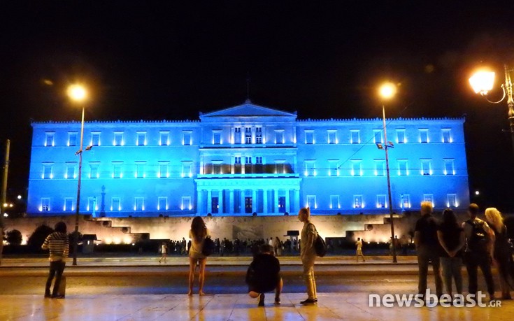 Η Βουλή «ντύθηκε» στα μπλε
