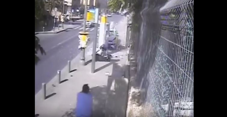 Παλαιστίνιος χτυπάει Ισραηλινούς σε στάση και τους σφάζει με μανία με μπαλτά