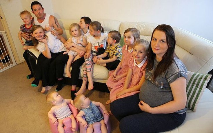 Βρετανίδα με 12 παιδιά ζει με επιδόματα 54.000 ευρώ