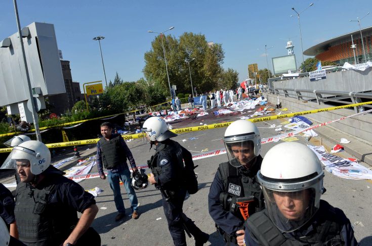 ATTENTION EDITORS - VISUAL COVERAGE OF SCENES OF INJURY OR DEATHPolice forensic experts examine the scene following explosions during a peace march in Ankara, Turkey, October 10, 2015. At least 30 people were killed when twin explosions hit a rally of hundreds of pro-Kurdish and leftist activists outside Ankara's main train station on Saturday in what the government described as a terrorist attack, weeks ahead of an election. REUTERS/Stringer