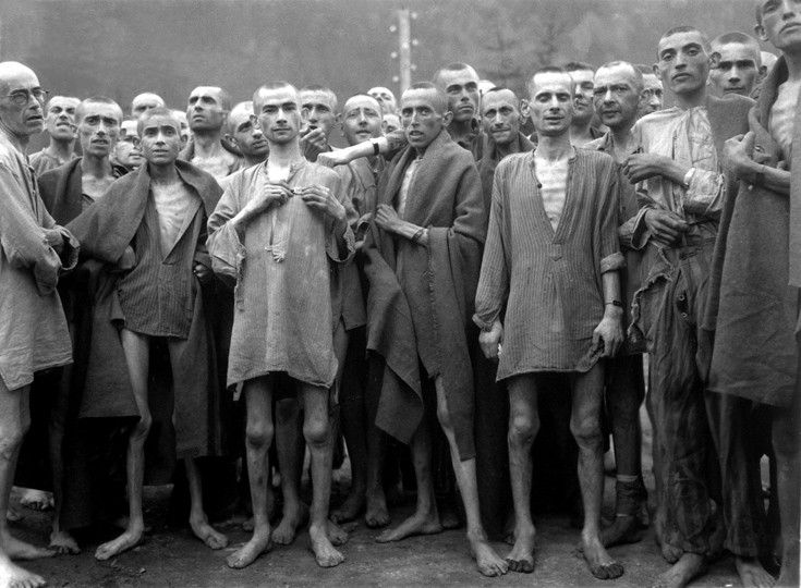 Κρατούμενοι σε στρατόπεδο συγκέντρωσης μετά την απελευθέρωσή τους από αμερικανικά στρατεύματα, Μάιος 1945