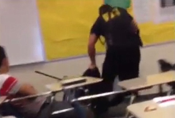 Αστυνομικός πετά με βία Αφροαμερικανή μαθήτρια έξω από την τάξη
