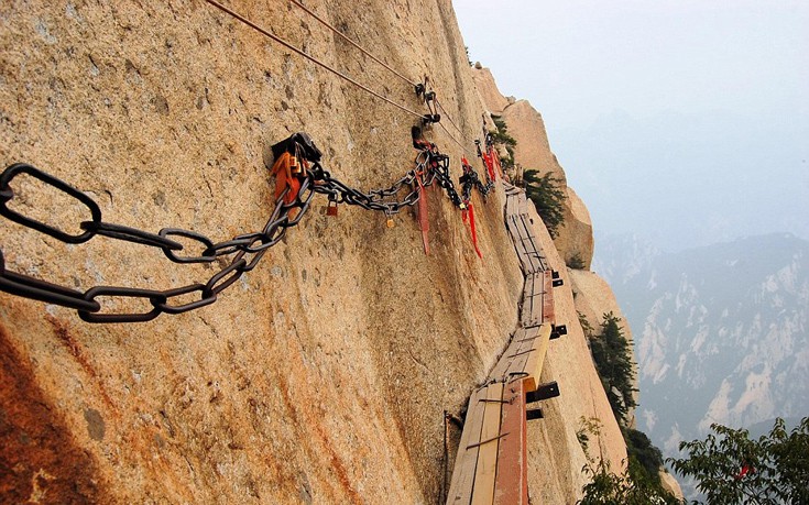 Βουνό Hua, Κίνα. Γέφυρα που προκαλεί ίλιγγο στο απόκρημνο επικίνδυνο βουνό