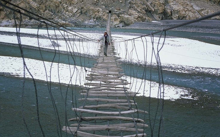 Πακιστάν. Ένας τρόπος να διασχίσει κανείς τον ποταμό Hunza στα βουνά Karakoram είναι η εικονιζόμενη γέφυρα Hussaini που αποτελείται από κομμάτια ξύλου δεμένα παράλληλα.