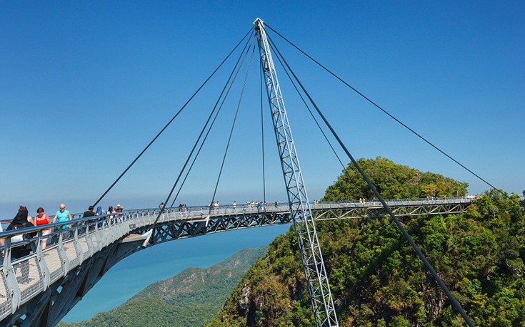 Μαλαισία. Η γέφυρα Langkawi ολοκληρώθηκε το 2004 και βρίσκεται σε ύψος 100 μέτρων από το έδαφος, στο βουνό Machinchang. Μπορεί να «σηκώσει» ταυτόχρονα 250 άτομα που θα απολαύσουν την ανεμπόδιστη θέα. 