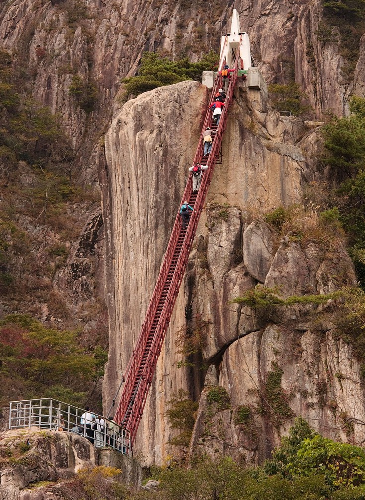 Νότια Κορέα. Εμπειρία για όσους αγαπούν την αδρεναλίνη οι σχεδόν κάθετες γέφυρες- σκάλες στο πάρκο Daedunsan. 