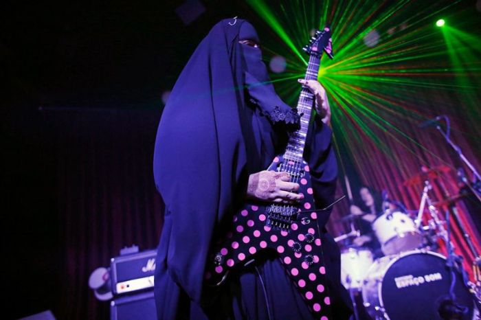 burqa_wearing_rock_guitarist_01