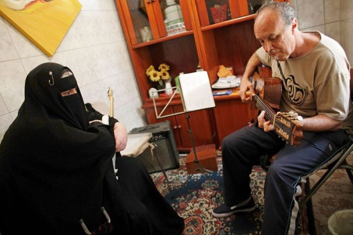 burqa_wearing_rock_guitarist_09