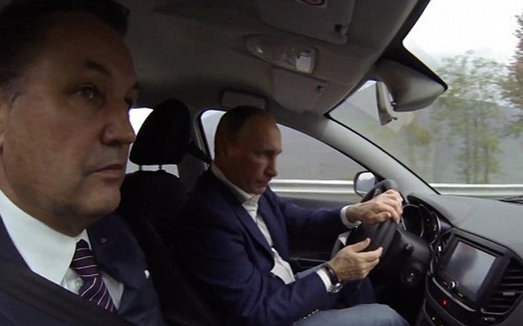 Η Lada βγαίνει μπροστά με οδηγό τον Πούτιν