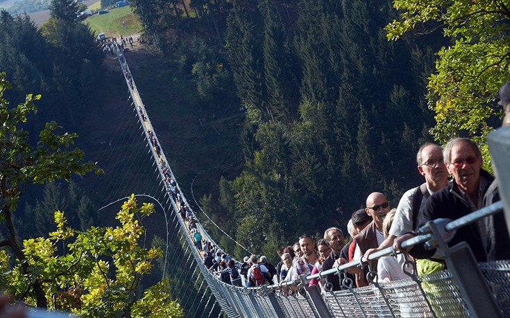 Η μεγαλύτερη κρεμαστή γέφυρα της Γερμανίας φτιάχτηκε σε&#8230; 130 ημέρες