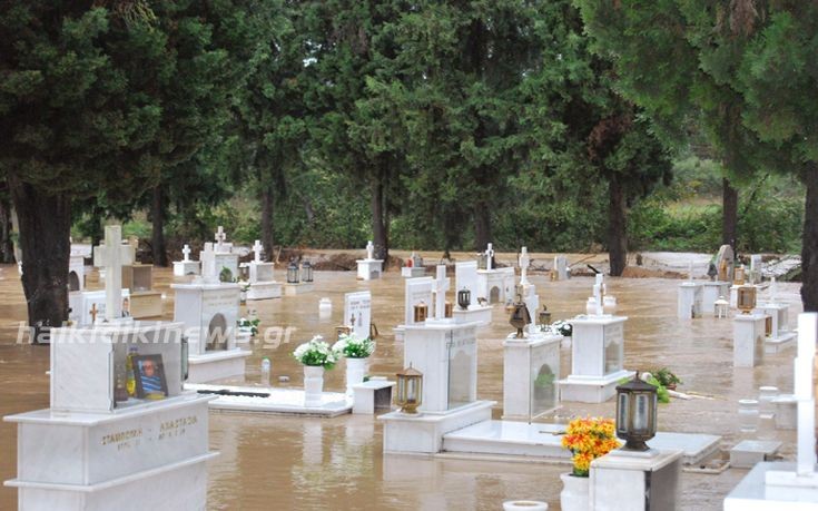Νεκροταφείο στην Κασσάνδρα «βούλιαξε» από τη βροχή