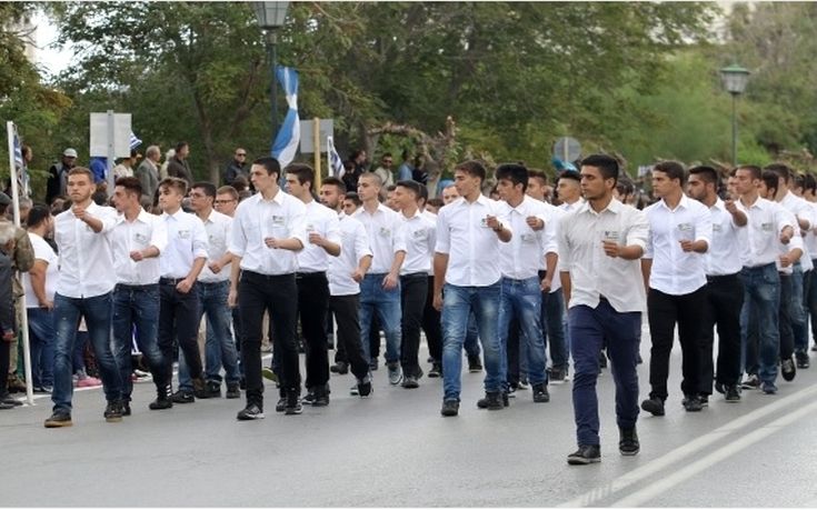 Με πένθιμα ρούχα παρέλασαν μαθητές μουσικού σχολείου στα Χανιά