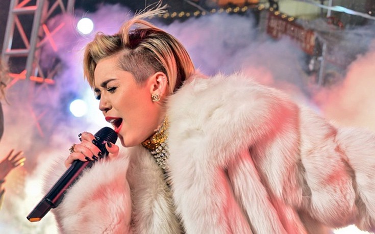 Η Miley Cyrus θα τραγουδήσει γυμνή μπροστά σε γυμνό κοινό