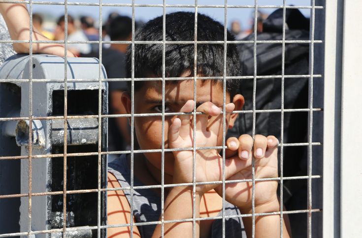Independent: Προσφυγόπουλα σε βρώμικα κελιά με εγκληματίες στην Κω