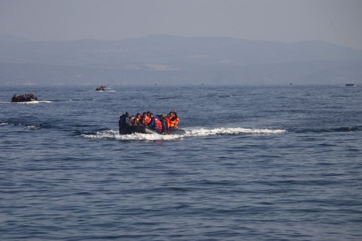 Πρόσφυγες και μετανάστες συνεχίζουν να αποβιβάζονται στα νησιά