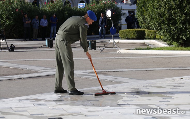 Ετοιμασίες της τελευταίας στιγμής για την άφιξη Ολάντ στο Σύνταγμα