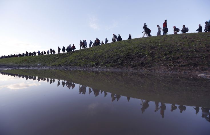 Migrants make their way on foot on the outskirts of Brezice, Slovenia October 20, 2015. Slovenia's interior ministry raised the possibility on Tuesday of setting up physical barriers along its southeastern border if the numbers of migrants increased. REUTERS/Srdjan Zivulovic TPX IMAGES OF THE DAY