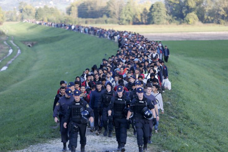 Καραβάνια προσφύγων διασχίζουν την Ευρώπη