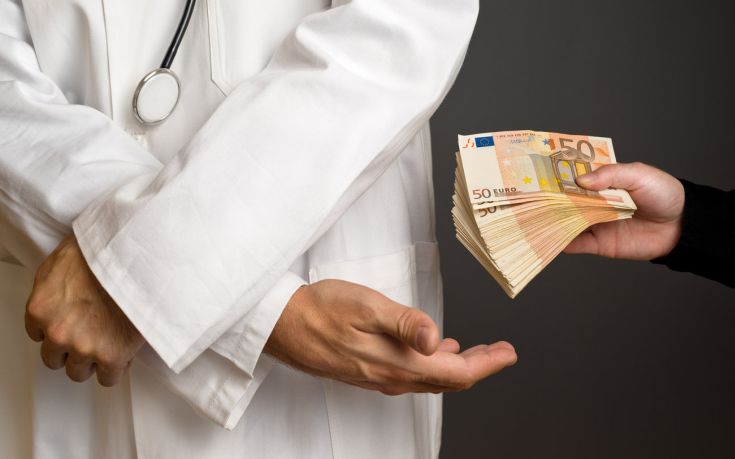 Χειροπέδες σε γιατρό που ζήτησε «φακελάκι» 1.000 ευρώ για τοκετό