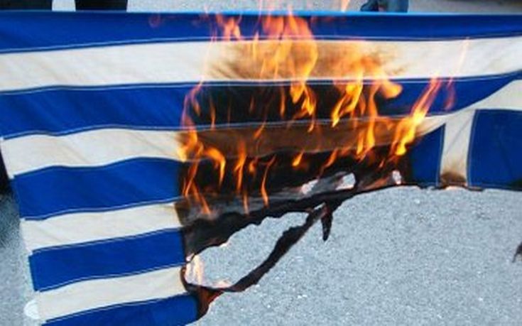 Έκαψαν ελληνική σημαία στους Αγίους Σαράντα