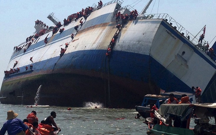 Δραματική διάσωση από βυθιζόμενο πλοίο στην Ινδονησία
