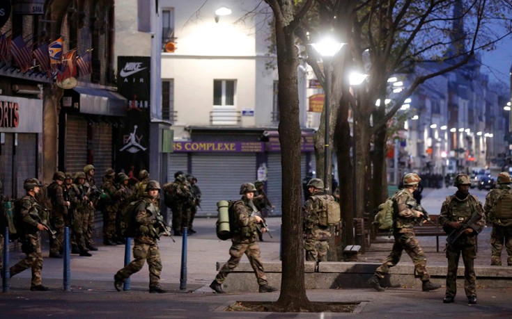 Ο στρατός βγήκε στους δρόμους του Παρισιού