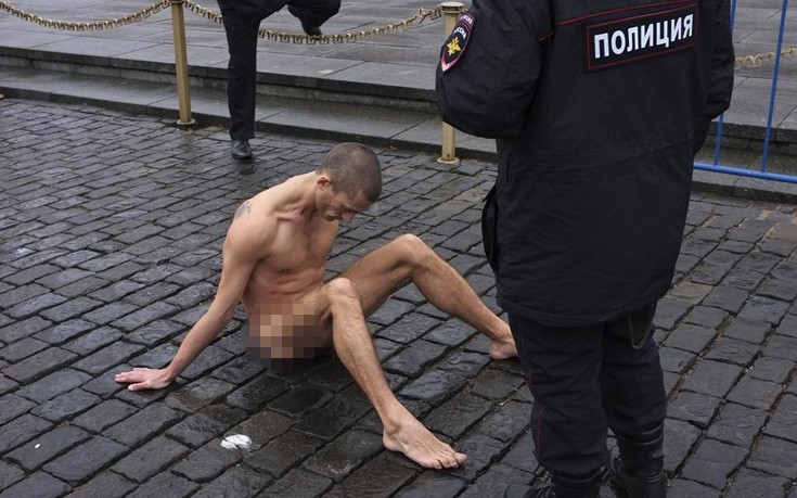 Συνελήφθη ο ρώσος καλλιτέχνης που είχε καρφώσει τους όρχεις του στην Κόκκινη Πλατεία